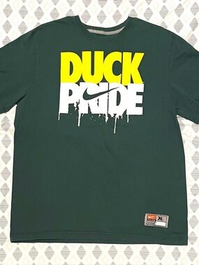 Nike Standard Fit Tee - Duck Pride Team Wear & Super Soft - Size XL